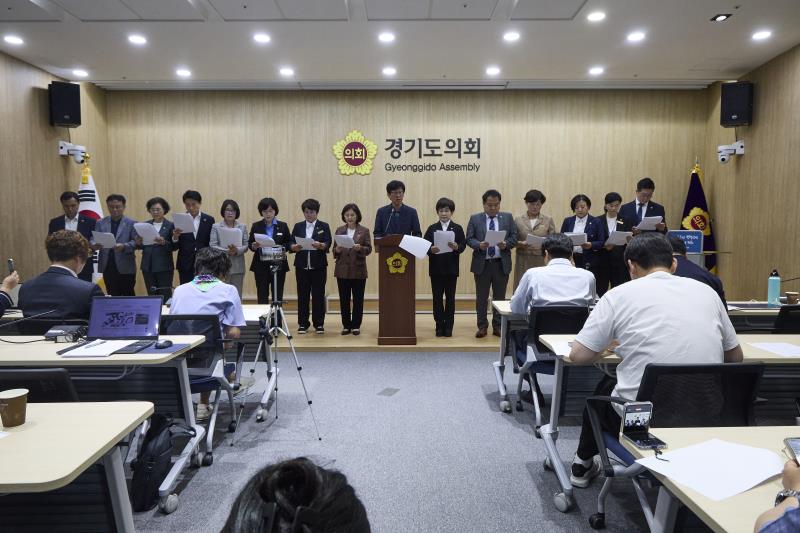 국중범 위원장 및 교육기획위원회 의원 기자회견_4