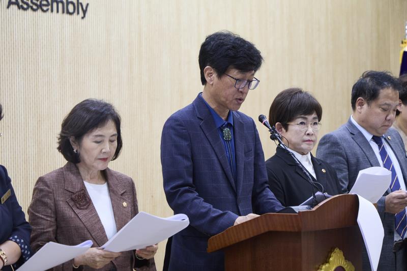 국중범 위원장 및 교육기획위원회 의원 기자회견_10