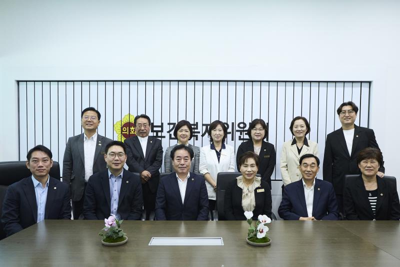 제12대 전반기 보건복지위원회 단체사진_2