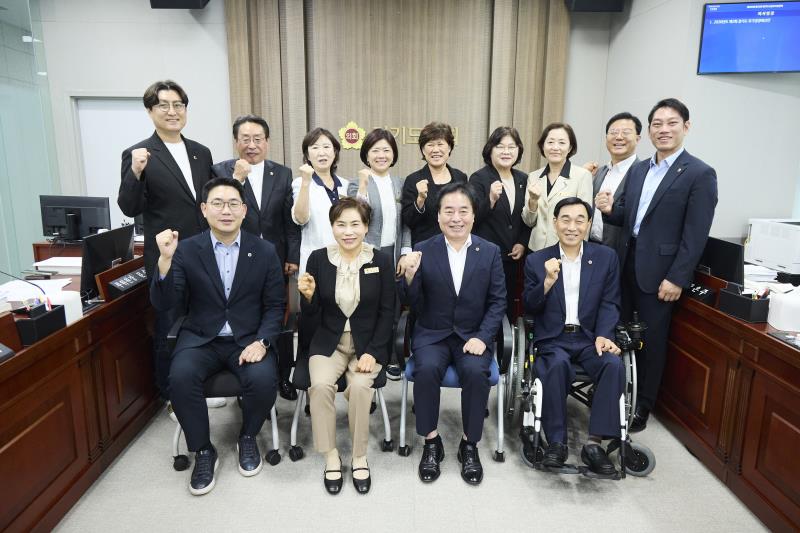 제12대 전반기 보건복지위원회 단체사진_5