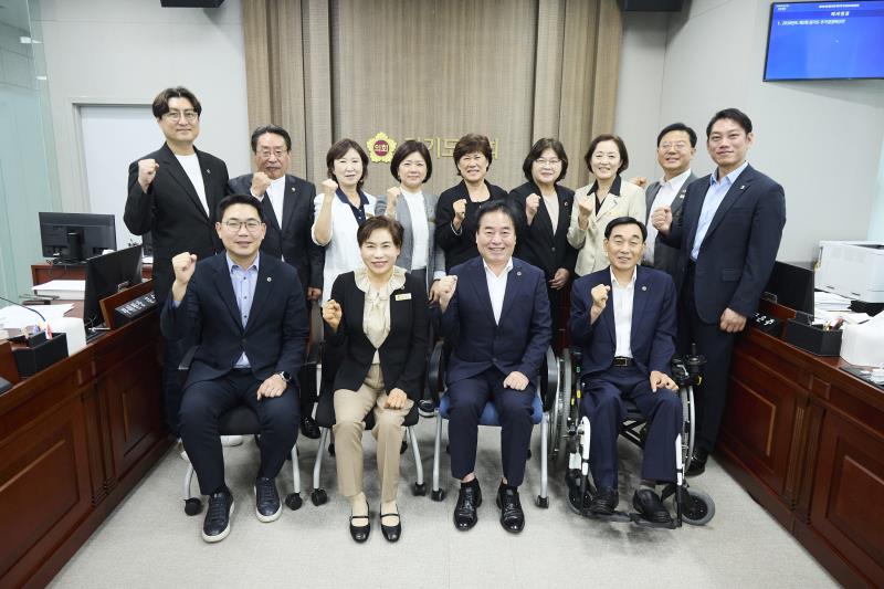 제12대 전반기 보건복지위원회 단체사진_6