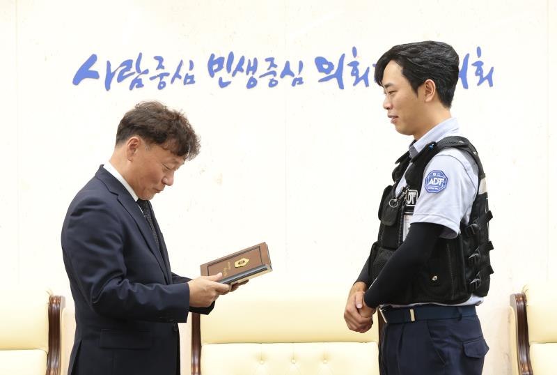 남종섭 의장 표장장 전달식_2