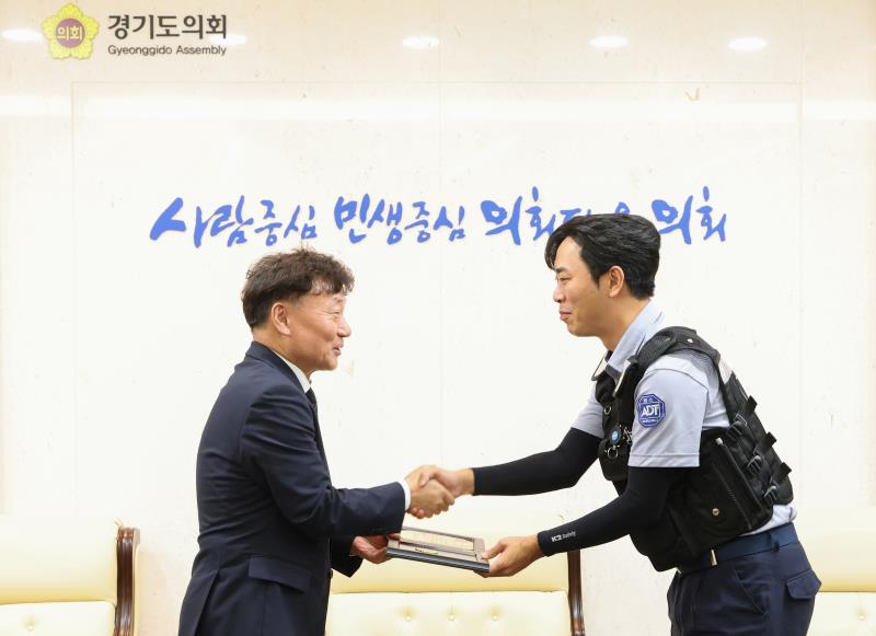 남종섭 의장 표장장 전달식_4