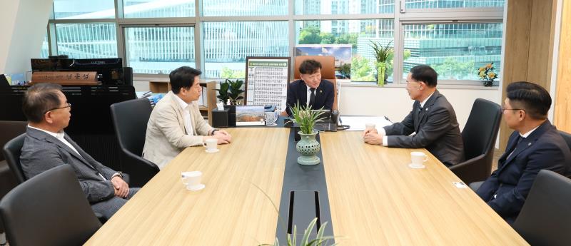 남종섭의장 경기도체육회 이원성 회장 접견_5
