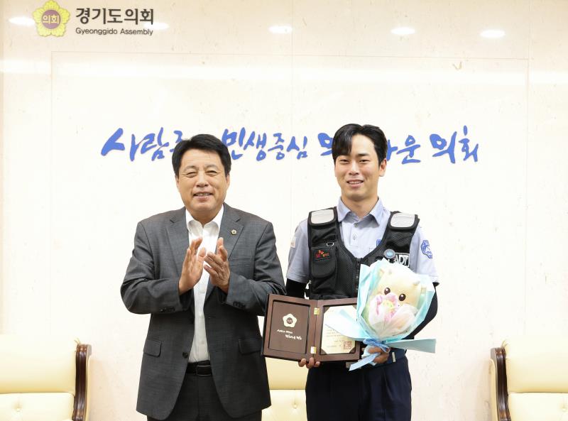 남종섭 의장 표장장 전달식_4