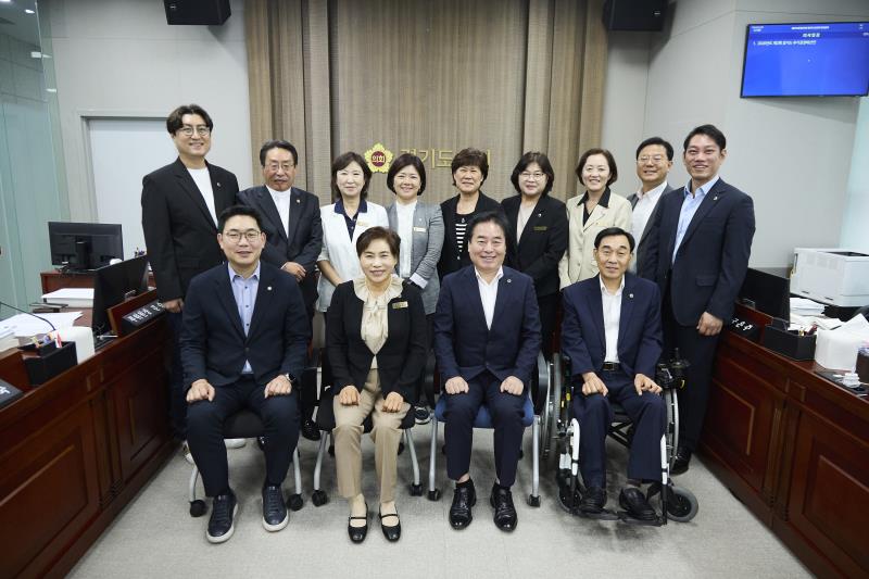 제12대 전반기 보건복지위원회 단체사진_3