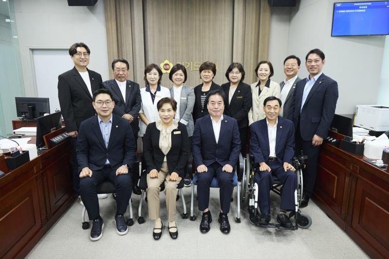 제12대 전반기 보건복지위원회 단체사진_4