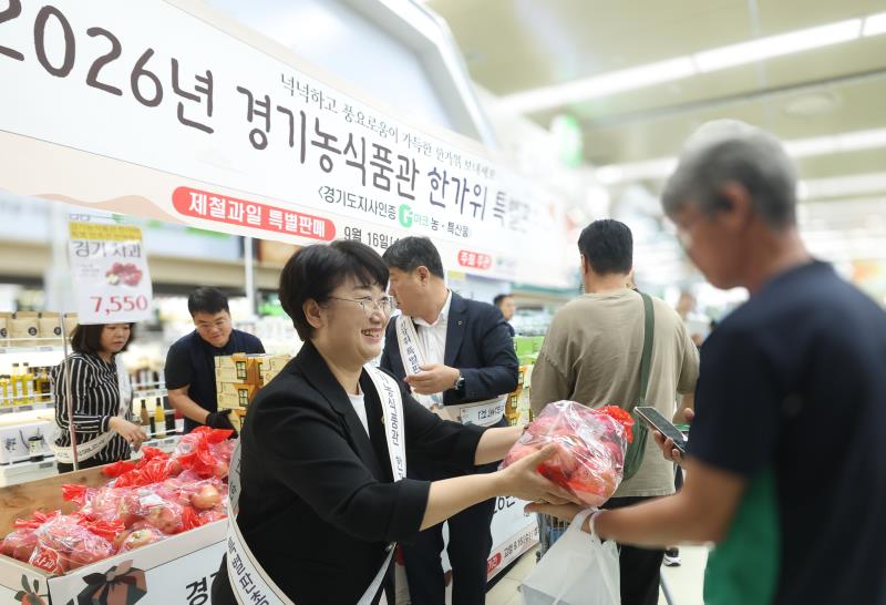 경기농식품관 한가위 특별판촉전(고은정 부의장)_5