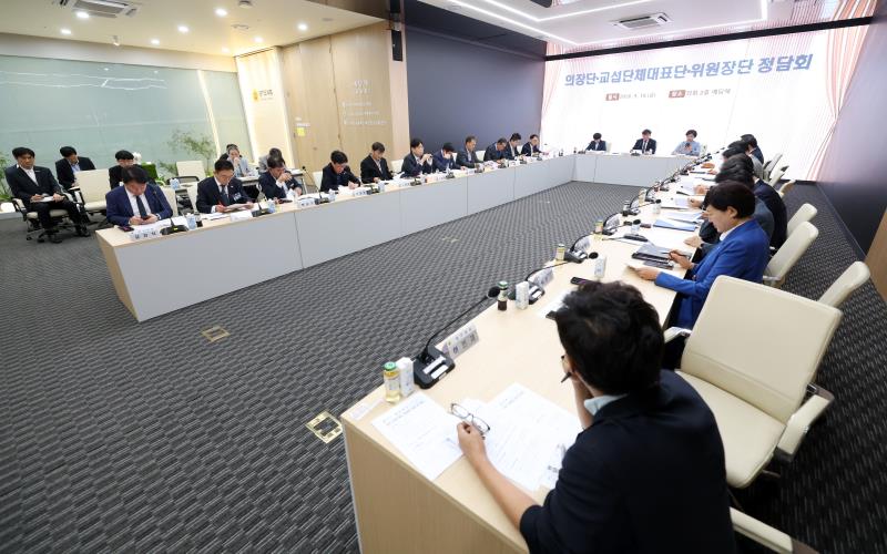 의장단, 교섭단체대표단, 상임위원장단 정담회_5