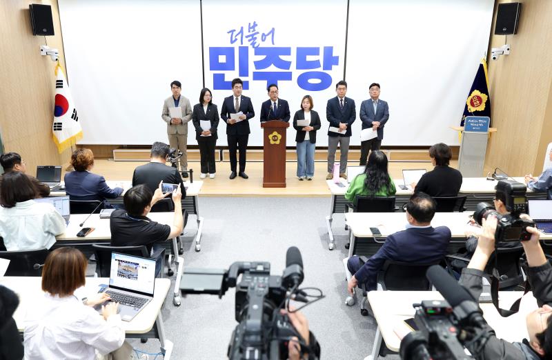 경기도의회 더불어민주당 대표단 기자회견_10