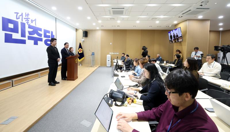 경기도의회 더불어민주당 대표단 기자회견_9