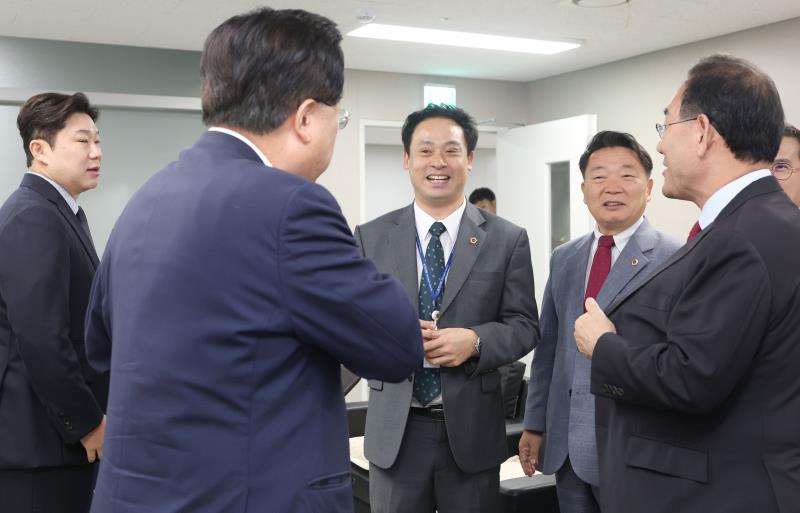경기도의회 국민의힘 국정감사장 방문_3