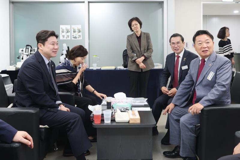 경기도의회 국민의힘 국정감사장 방문_5