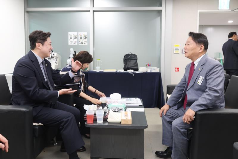 경기도의회 국민의힘 국정감사장 방문_7